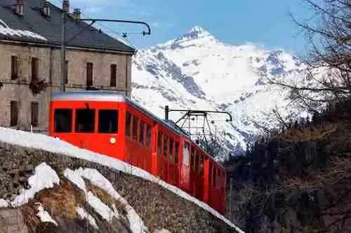 red-train-2